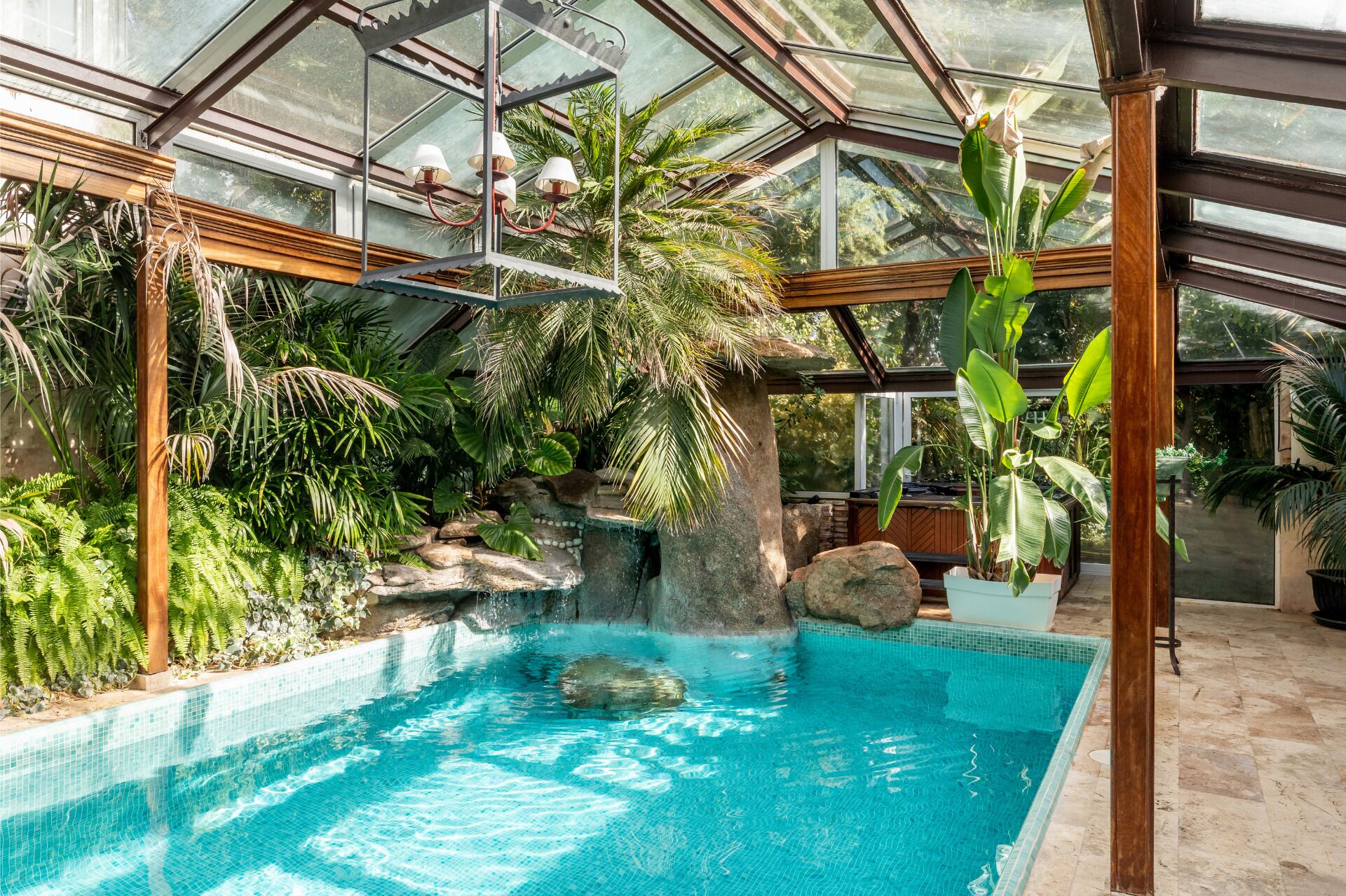 Inomhuspool och utomhuspool