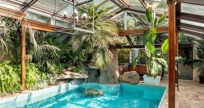 6-Suiten-Luxus-Villa in Madrid mit Oase, Pool, Spa, Fitness, Club und Concierge