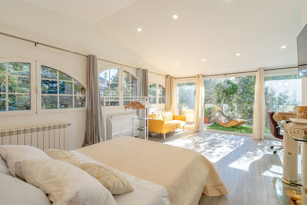 6 bedrooms, in-room safe, desk, iron/ironing board