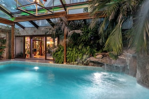 Una piscina cubierta, una piscina al aire libre