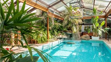 Een binnenzwembad, een buitenzwembad