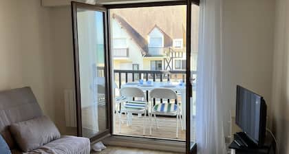 2-room apartment with balcony and direct beach access in Cabourg, pets allowed