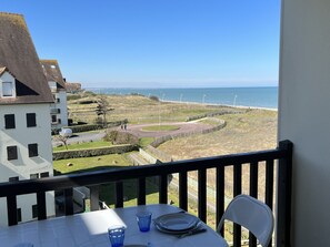 Outdoor dining - 2-room apartment with balcony and direct beach access in Cabourg, pets allowed (Cabourg)