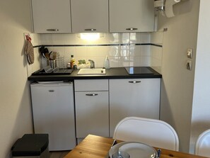 Køleskab, mikrobølgeovn, kogeplade, kaffe-/temaskine