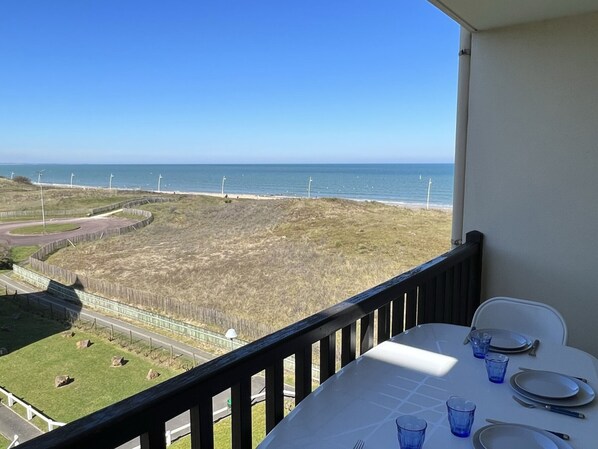 Outdoor dining - 2-room apartment with balcony and direct beach access in Cabourg, pets allowed (Cabourg)
