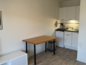 Mikrowelle, Herdplatte, Wasserkocher mit Kaffee-/Teezubehör, Toaster