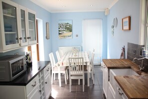 Private kitchen - Close to the beach, ample parking and with easy access to St Ives (Carbis Bay)