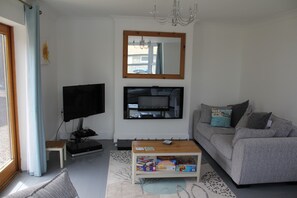 Living area - Close to the beach, ample parking and with easy access to St Ives (Carbis Bay)