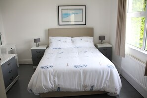 4 bedrooms, WiFi, bed sheets - Close to the beach, ample parking and with easy access to St Ives (Carbis Bay)