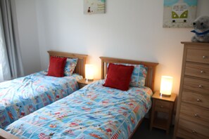 4 bedrooms, WiFi, bed sheets - Close to the beach, ample parking and with easy access to St Ives (Carbis Bay)