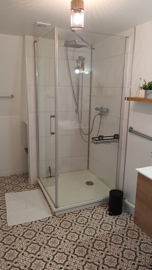 Shower, free toiletries, hair dryer, towels