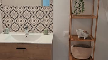 Douche, sèche-cheveux, serviettes fournies, shampoing