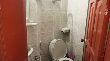 Toalhas de banho, sabonete, papel higiênico