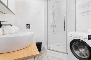 Shower, shampoo