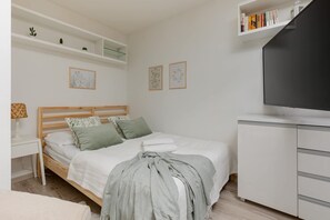 Iron/ironing board, WiFi, bed sheets