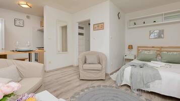 Iron/ironing board, WiFi, bed sheets