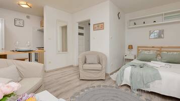 Iron/ironing board, WiFi, bed sheets