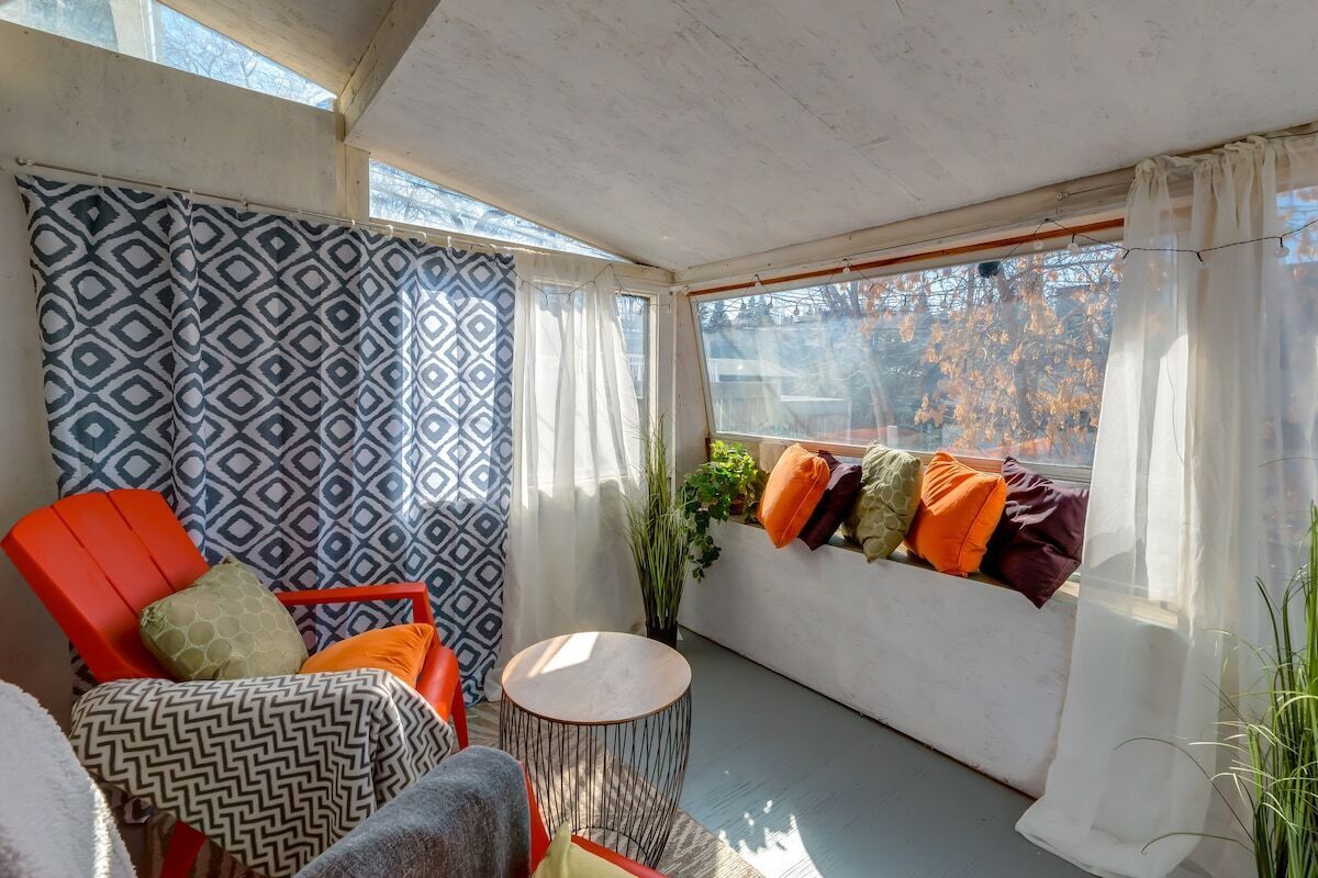 Welcome to "Blueberry"! This adorable 1 bed home is a perfect blend of Vintage and eclectic