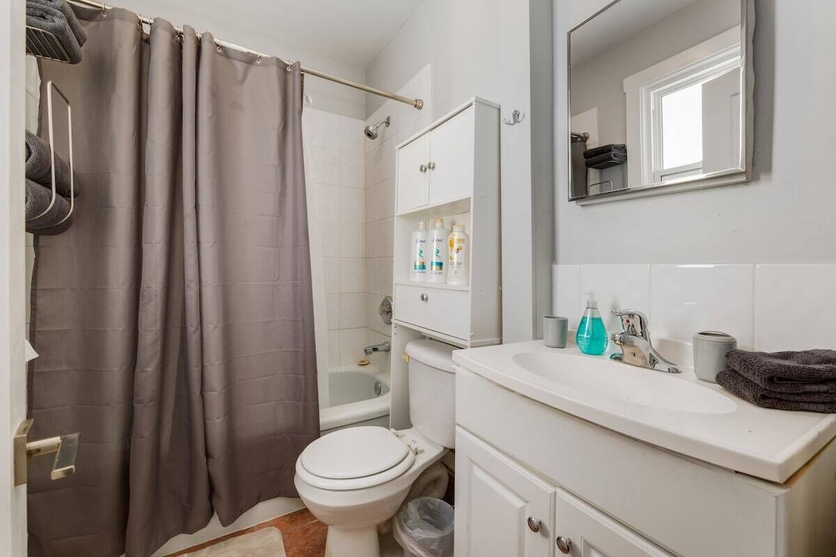 Welcome to "Blueberry"! This adorable 1 bed home is a perfect blend of Vintage and eclectic