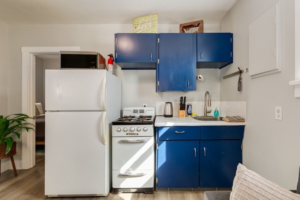 Welcome to "Blueberry"! This adorable 1 bed home is a perfect blend of Vintage and eclectic