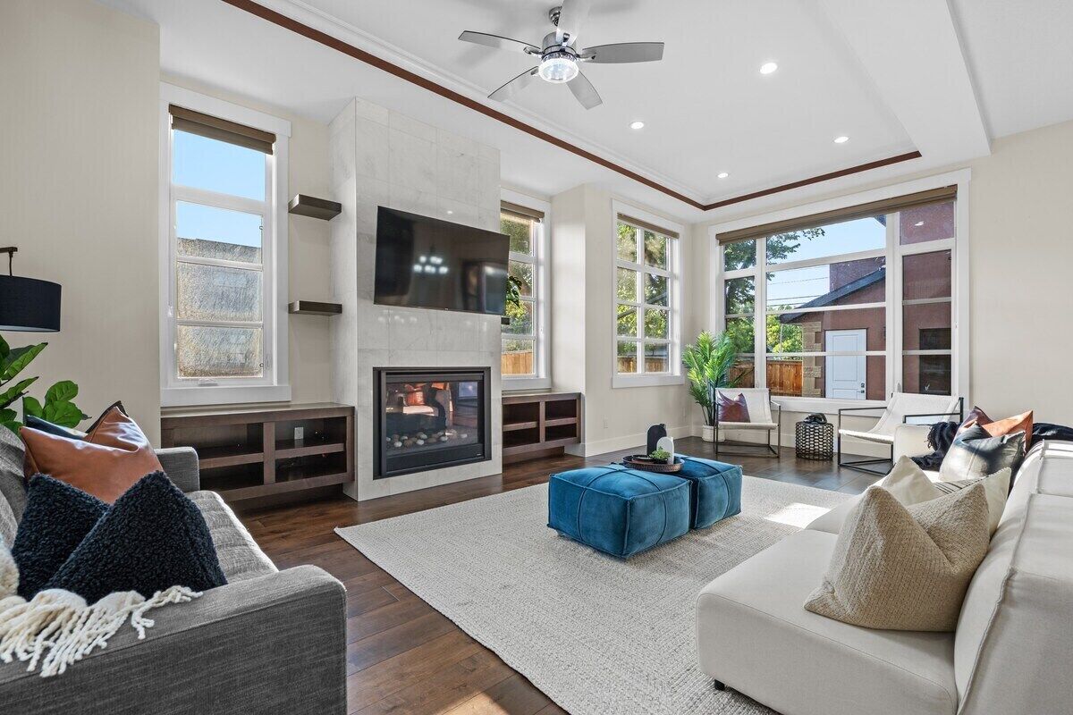 This guest suite is a 6 bedroom(s), 3.5 bathrooms, located in Calgary, AB.