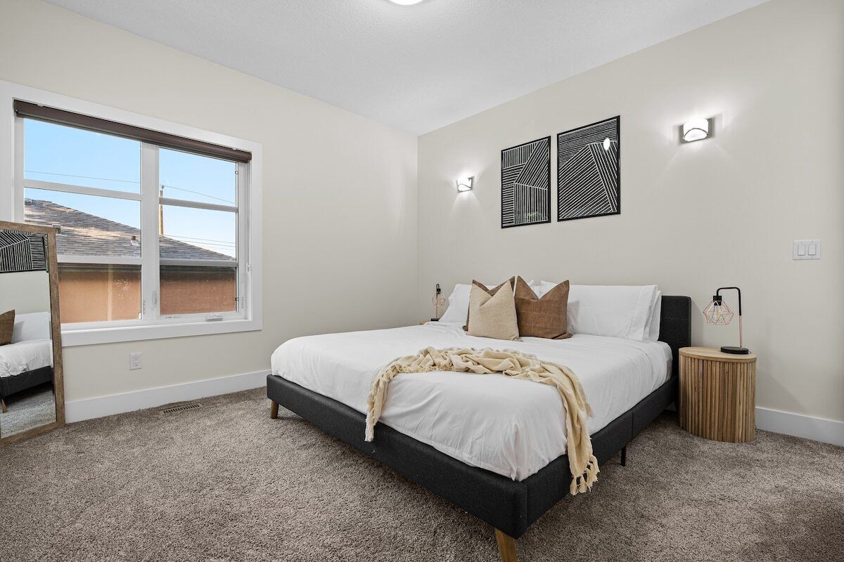 This guest suite is a 6 bedroom(s), 3.5 bathrooms, located in Calgary, AB.