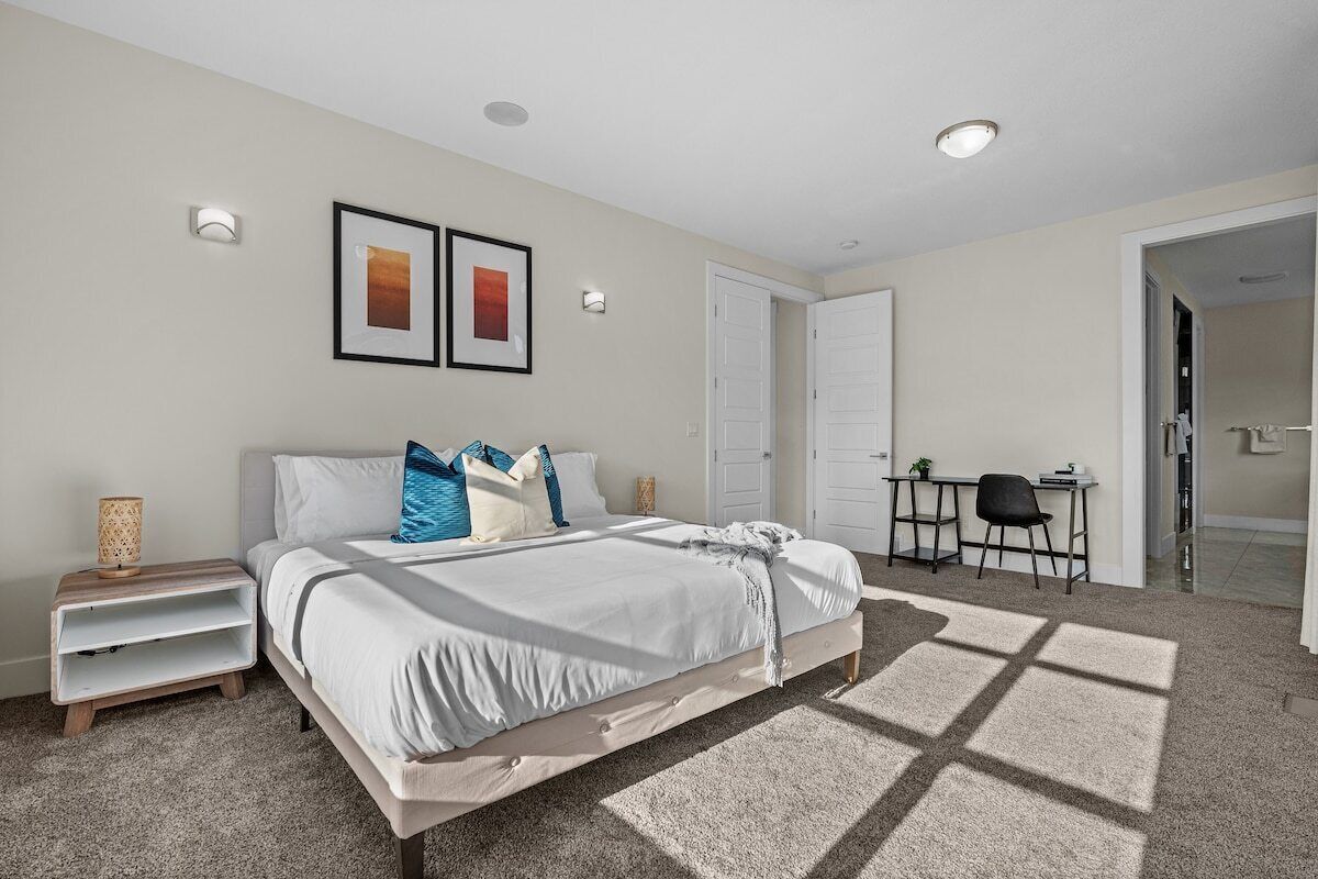 This guest suite is a 6 bedroom(s), 3.5 bathrooms, located in Calgary, AB.