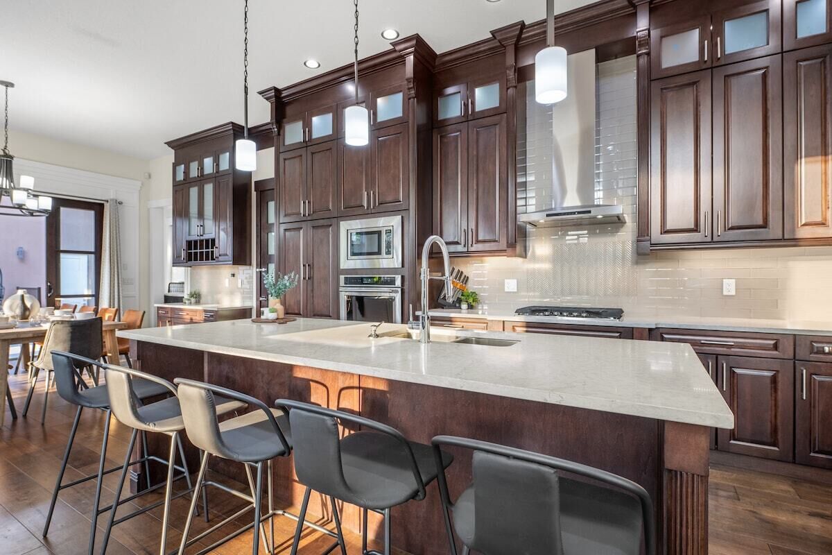 This guest suite is a 6 bedroom(s), 3.5 bathrooms, located in Calgary, AB.