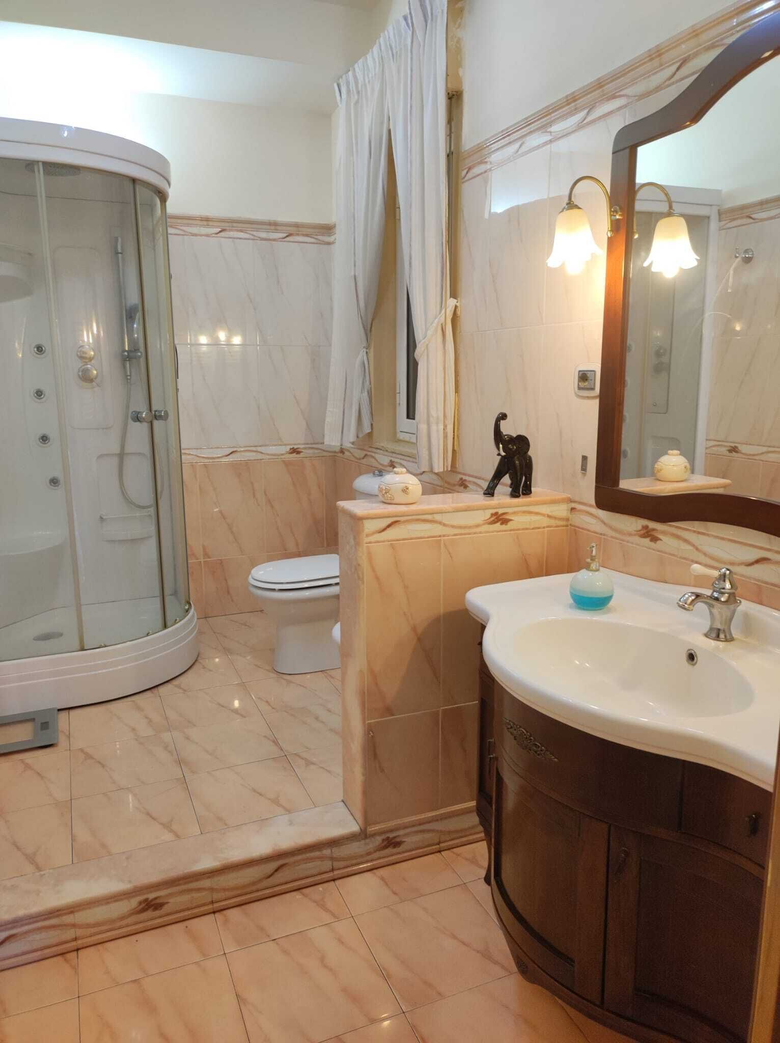 Bruser, hårtørrer, bidet, håndklæder