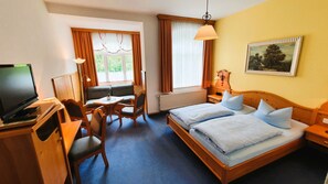 خزنة داخل الغرفة ومكتب ومساحة عمل للكمبيوتر المحمول وتجهيزات عازلة للصوت