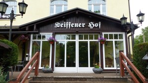 A building with a sign reading "Seiffener Hof" and a staircase leading to the entrance. - Hotel Seiffener Hof (Seiffen)