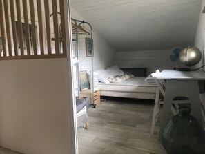 5 bedrooms, iron/ironing board, WiFi, bed sheets