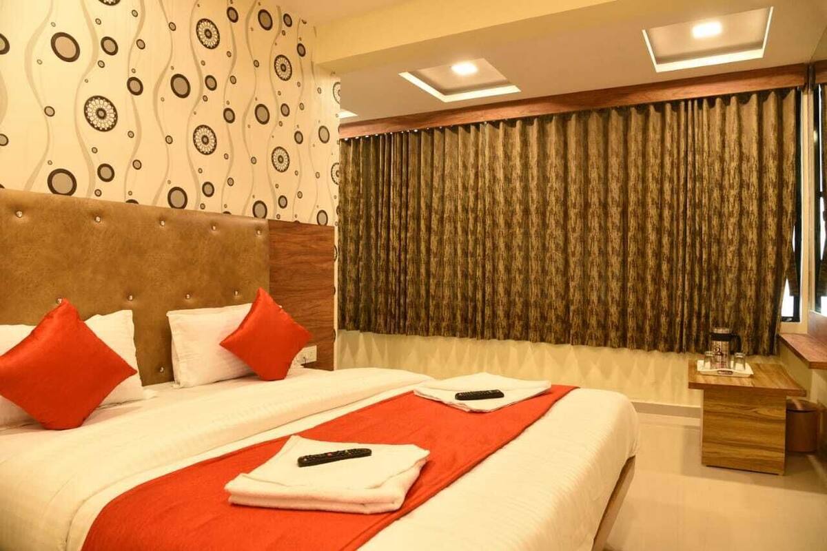 Deluxe Double or Twin Room | Desk, laptop workspace, free WiFi, bed sheets