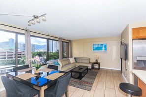 Interior - Discovery Bay Waikiki, 2BR 2BA, close to beach, free parking, washer/dryer, cable & streaming TV! (Honolulu)