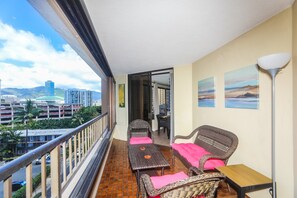 Terrace/patio - Discovery Bay Waikiki, 2BR 2BA, close to beach, free parking, washer/dryer, cable & streaming TV! (Honolulu)