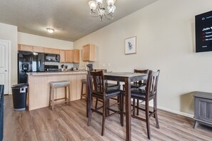 Dining - Painted Sky | King Bed | Pet Friendly (Colorado Springs)