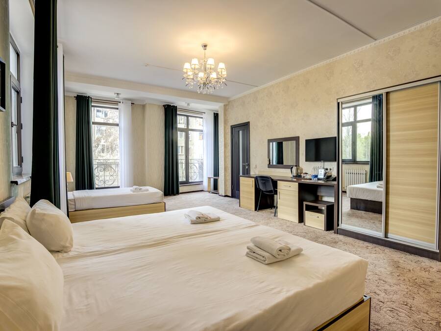 Comfort Triple Room | In-room dining