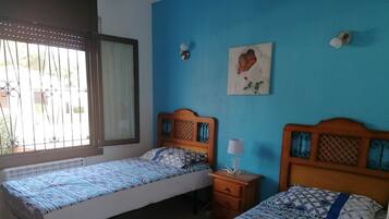 2 slaapkamers, reisbedje, beddengoed