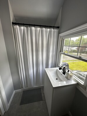 Shower, hair dryer, towels, soap - Home away from home  (Dumont)