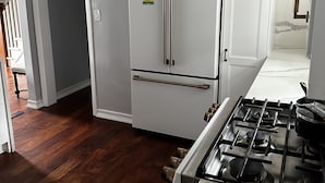 Kaffetrakter/tekoker, kjøleskap, mikrobølgeovn og kokeplater