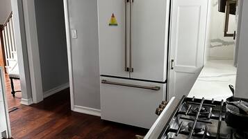 雪櫃、微波爐、爐具、洗碗機