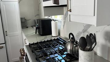 雪櫃、微波爐、爐具、洗碗機