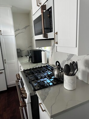 雪櫃、微波爐、爐具、洗碗機