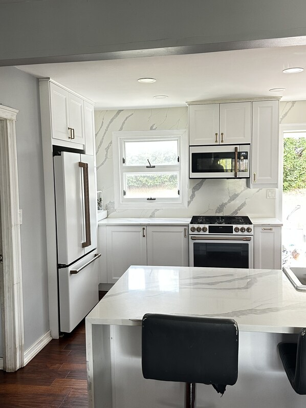 Fridge, microwave, stovetop, dishwasher