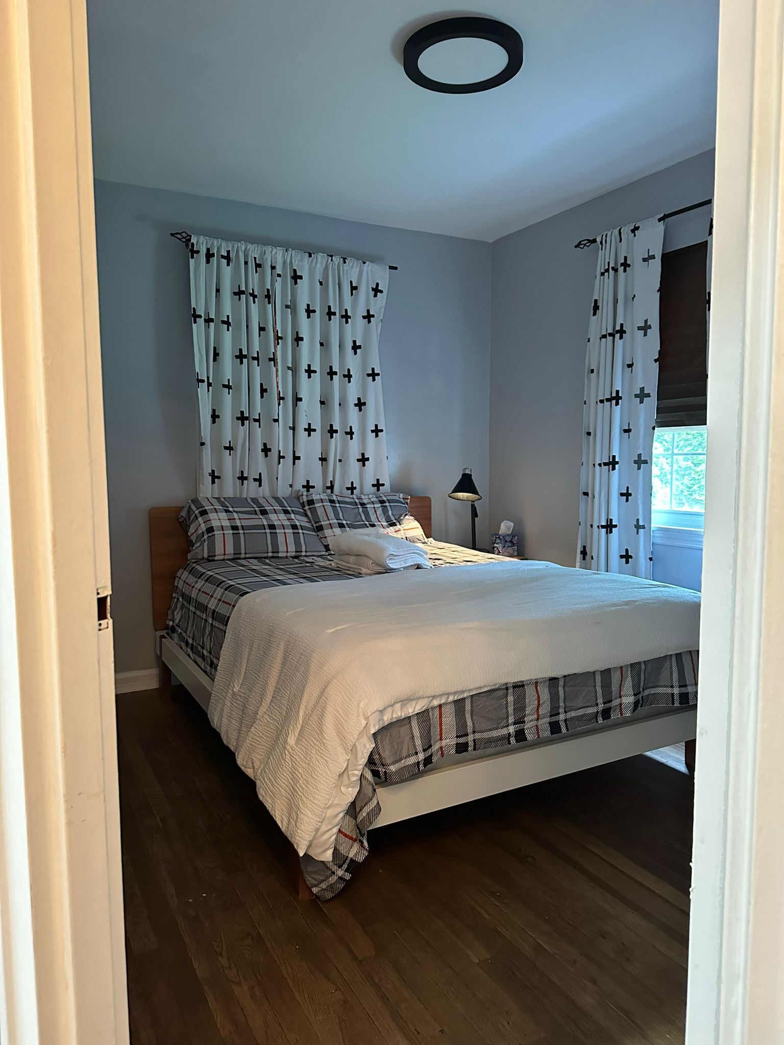 3 habitaciones, escritorio y tabla de planchar con plancha 