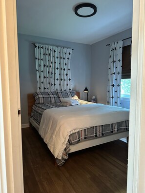 3 bedrooms, desk, iron/ironing board, travel cot - Home away from home  (Dumont)