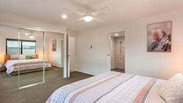 5 bedrooms, free WiFi, bed sheets