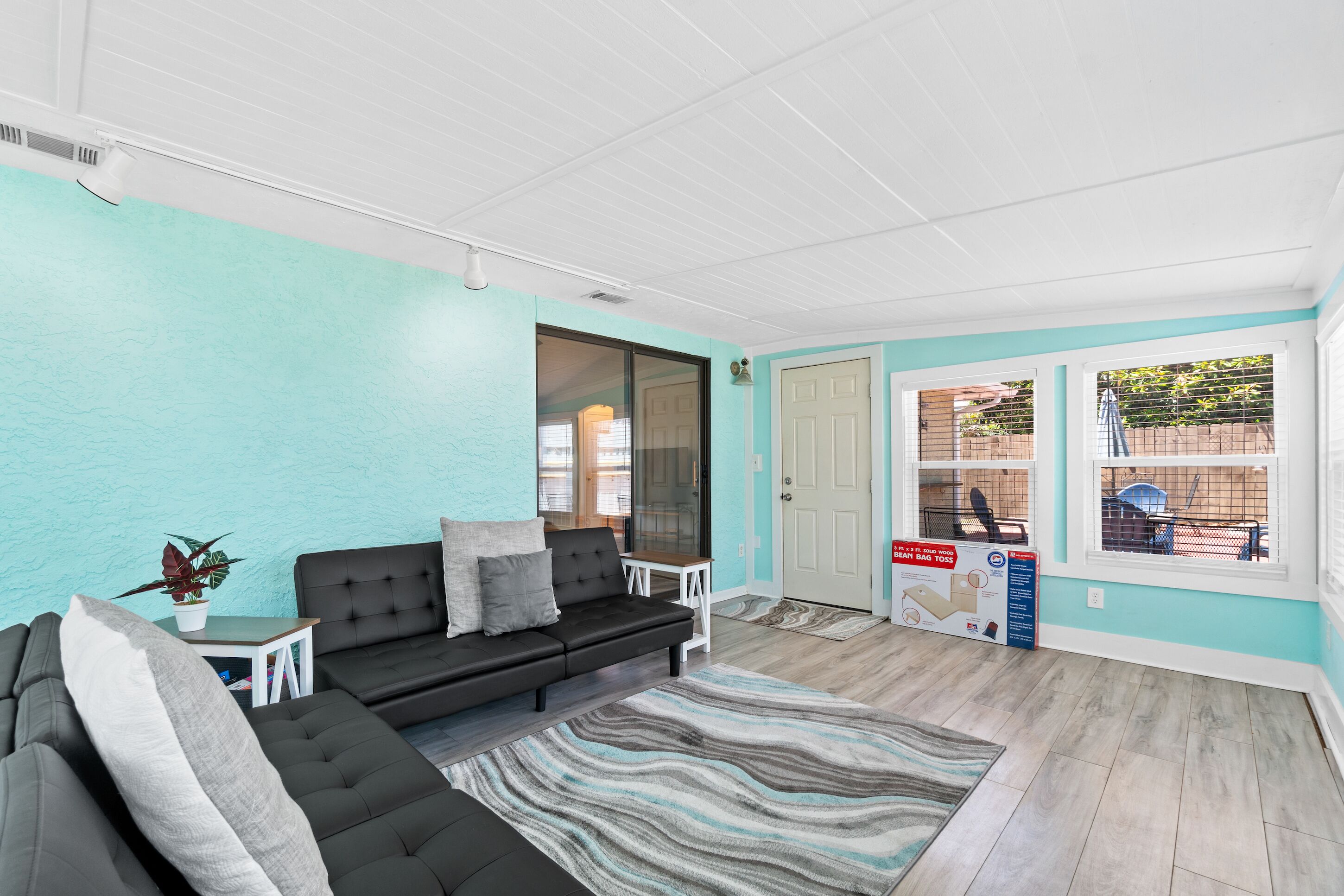Pet Friendly Beach House - Sleeps 8 - Close Proximity to the Beach! Free FUN!