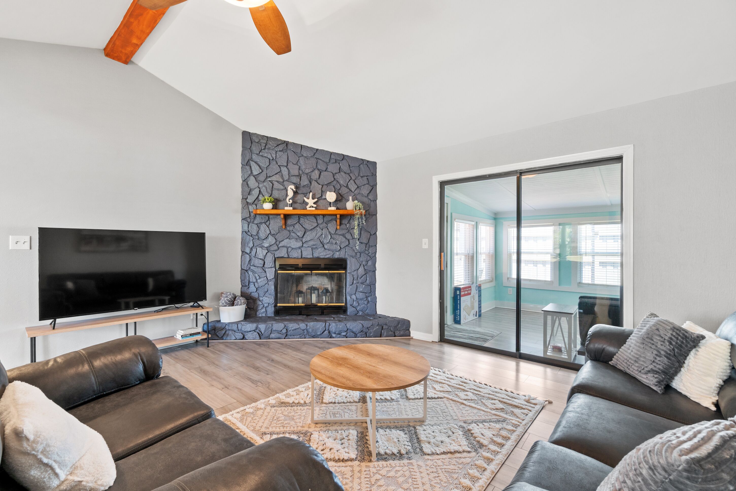 Pet Friendly Beach House - Sleeps 8 - Close Proximity to the Beach! Free FUN!