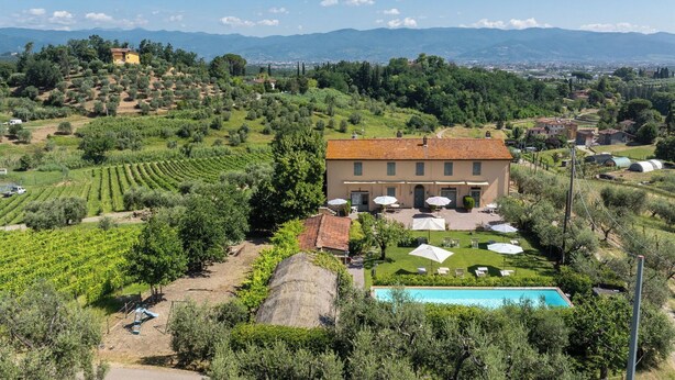 A villa with a swimming pool, surrounded by vineyards and a mountainous backdrop. - Verderame – Apartment with pool (Baco)